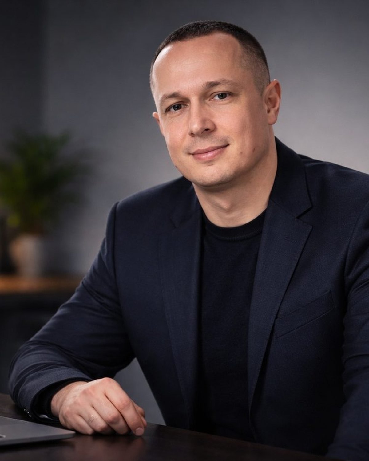 Aleksandar Andjelković, web developer iz Beograda, za radnim stolom